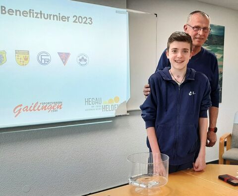 Rehabilitand und Fußballfan Giuliano Della Rocca zog assistiert von HJW Fußball-Experte Reinhard Grundler die Partien für die Vorrundenspiele beim diesjährigen HJW Cup. Bild: Andrea Jagode 